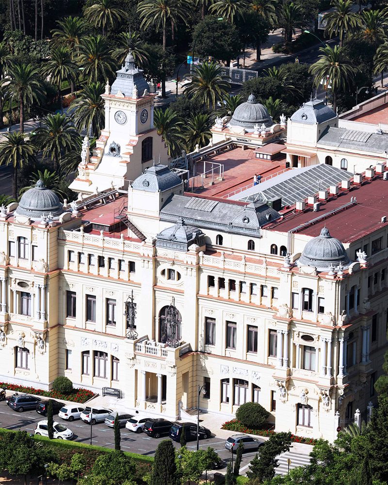 Vista aérea del Ayuntamiento de Málaga, la Casona del Parque, con ventanas de madera de iroko