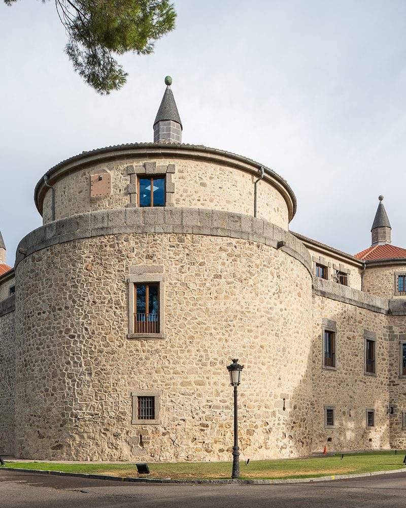 Torre redonda de piedra del Castillo de Villaviciosa de Odón, sede del Archivo Histórico del Ejército del Aire y del Espacio