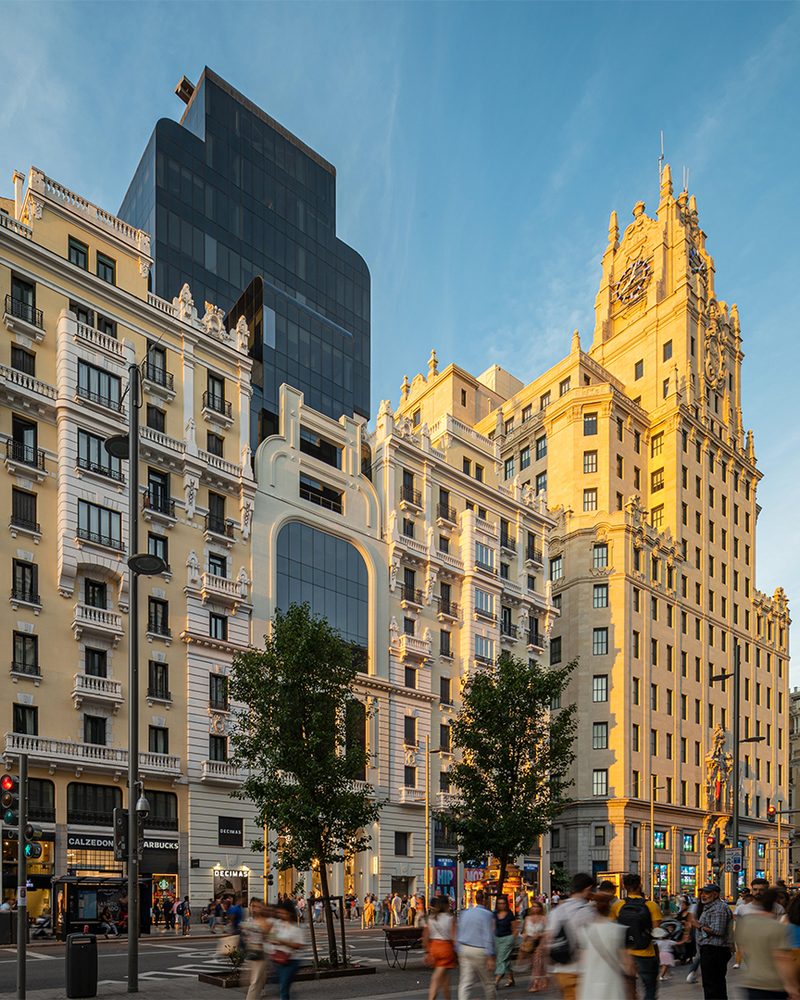 Fachada del edificio de Gran Vía 30, en Madrid, rehabilitado con ventanas de madera
