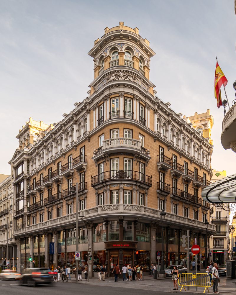 Fachada esquinera del Hotel Iberostar Las Letras, en Madrid, con ventanas y balconeras de madera