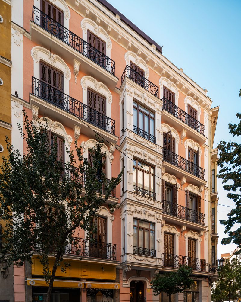 Fachada del edificio de Milaneses 3, en Madrid