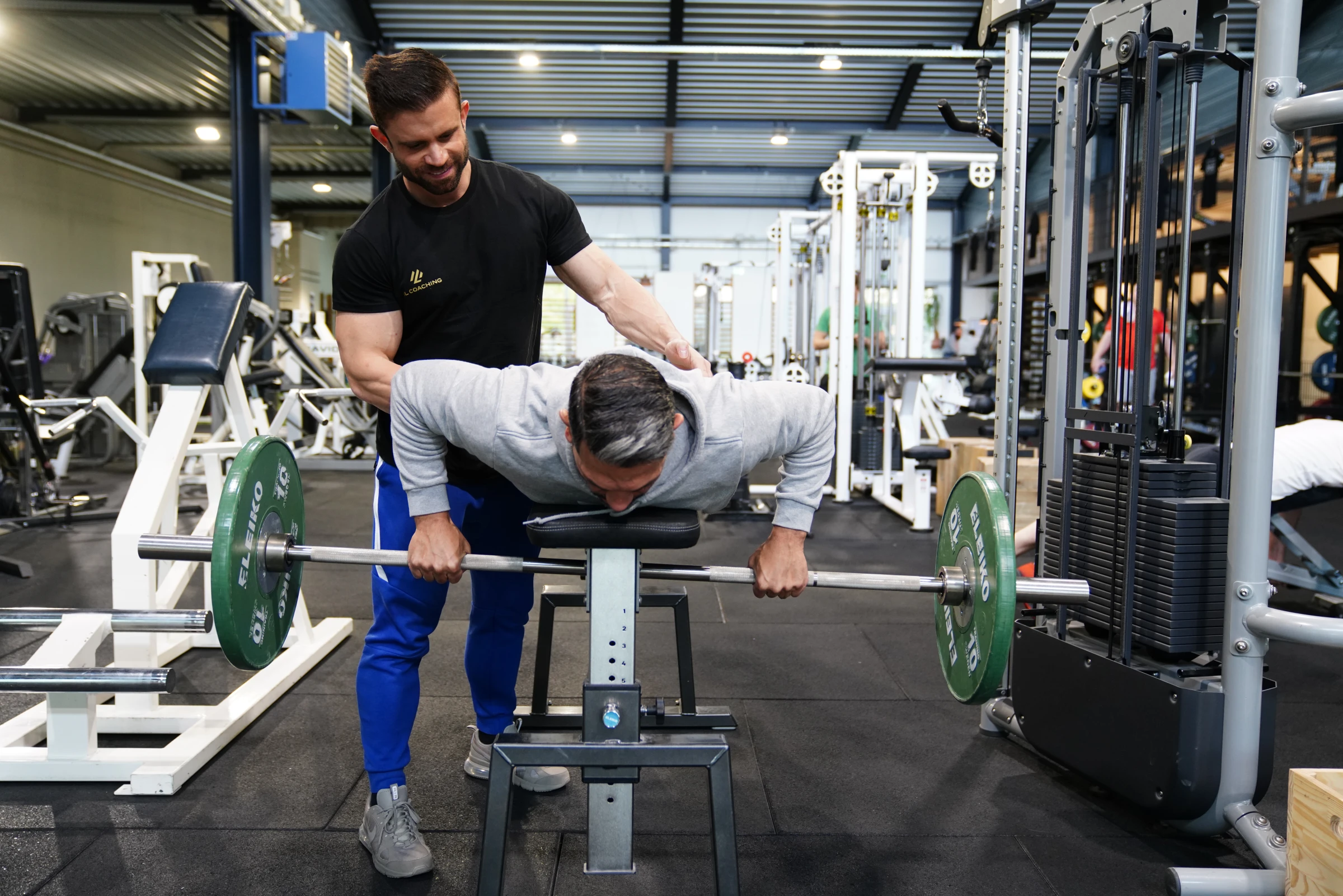 Marco Laterza korrigiert die Haltung eines Klienten beim Personal Training in Zürich
