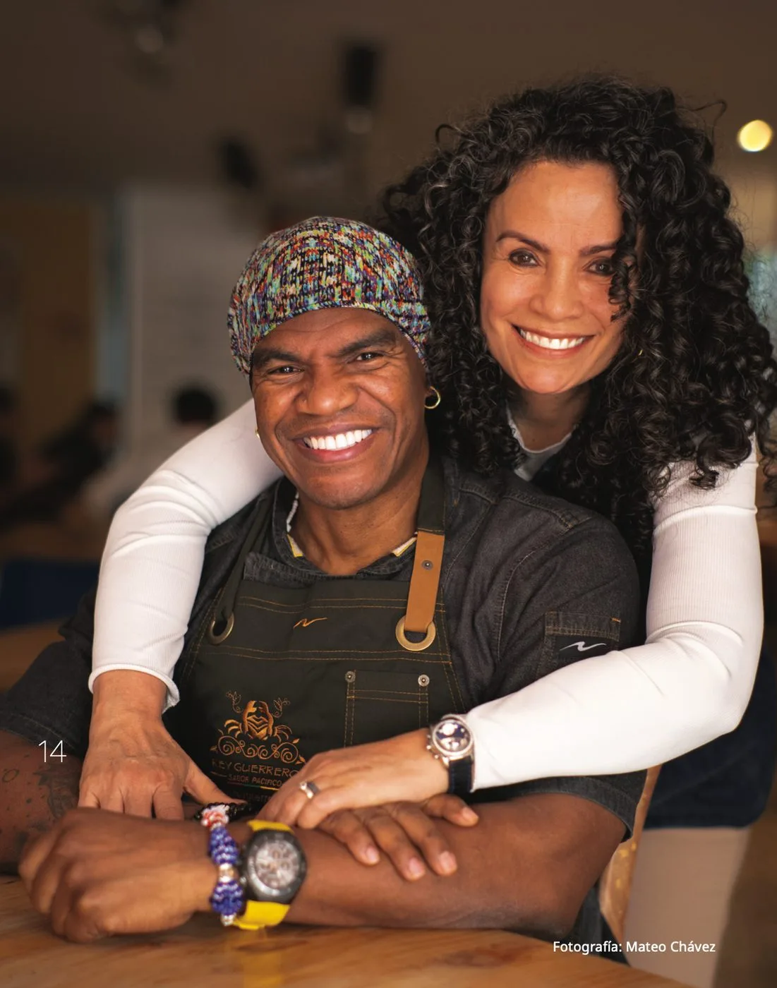Rey Guerrero junto a Claudia en el restaurante