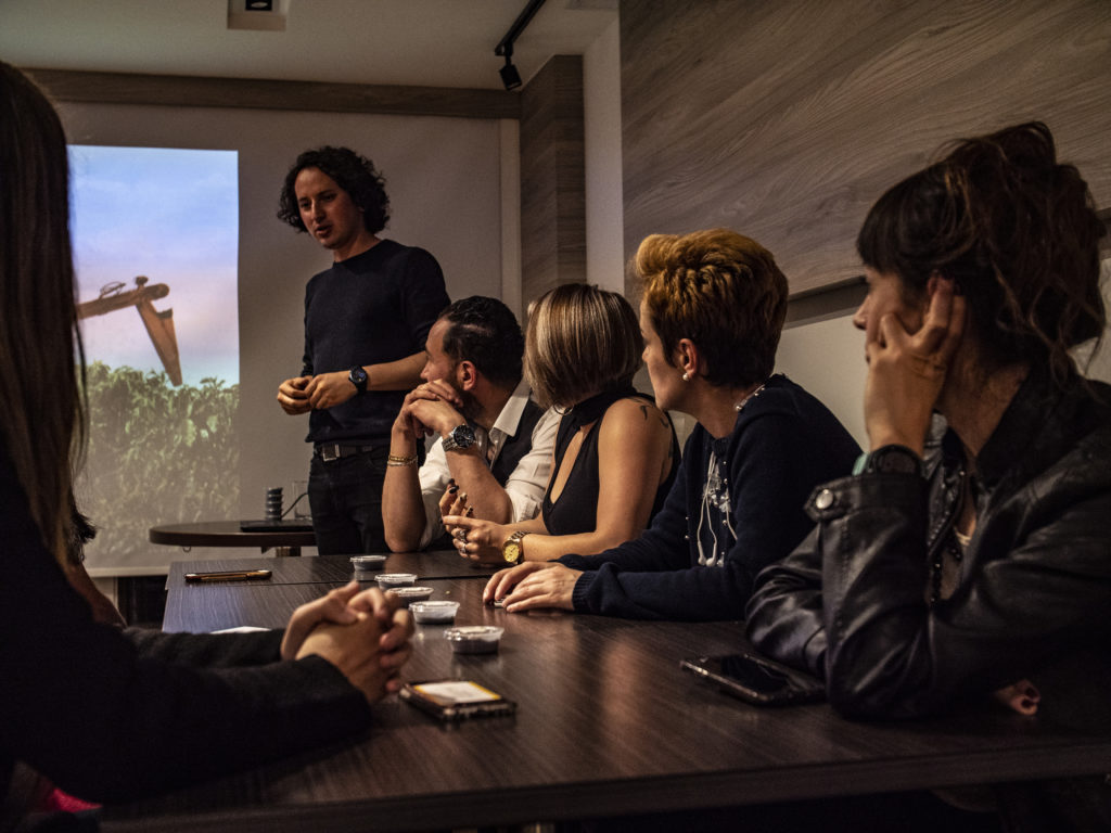 Reunión de networking corporativo BNI Grupo Platino con charla sobre café en el salón de eventos de Cob's Café